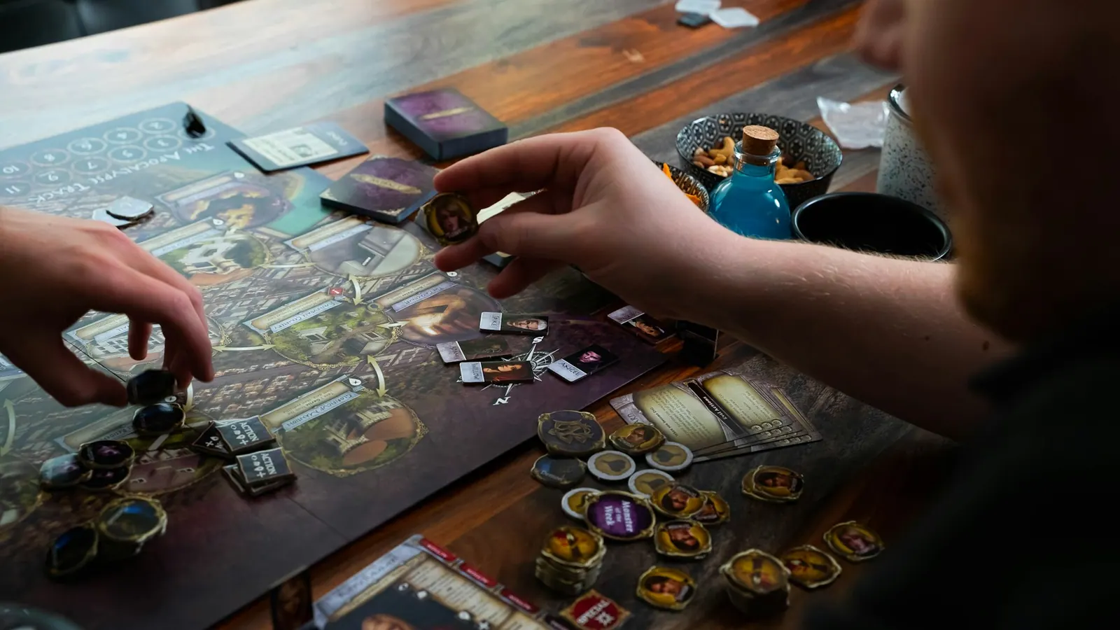 Tablero y fichas de madera durante una partida de juego de mesa